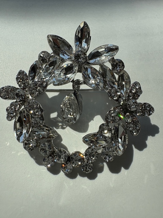 Jewelry - Crystal Floral Wreath Brooch - Clear Sparkle